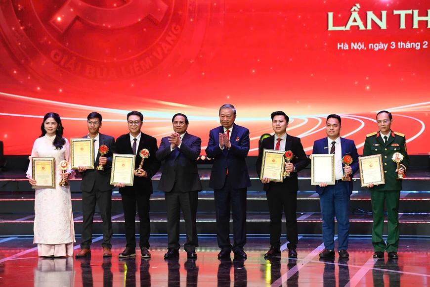 苏林总书记出席优秀党支部书记表彰大会暨第十届“金锤镰奖”颁奖仪式